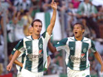 O So Jos saiu na frente, mas Cris empatou para o Juventude. Na foto, Dirley, Cris e Da Silva comemoram
