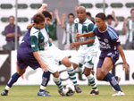 O So Jos apertou o cerco sobre o Juventude, e fez 2 a 1 na equipe de Caxias do Sul. Na foto, Ivo e Leo Andrade