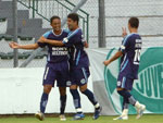 O zagueiro Samuel abriu o placar para o So Jos. Na foto, jogadores da equipe comemoram o primeiro gol