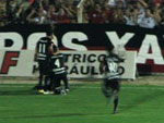 Os jogadores do Brasil-Pe comemoram o gol de Kelson, marcado aos 39 minutos do primeiro tempo