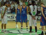 Jogadores fazem um minuto de silncio pela morte de Michelle Splitter, jogadora de basquete e irm de Thiago Splitter. Michelle morreu nsta segunda com leucemia