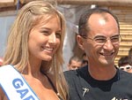 O prefeito de Xangri-L, Celso Bassani Barbosa posa com a representante de sua cidade ao Garota Vero, Mariane Lavieja