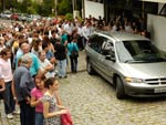 Cerca de 300 pessoas compareceram ao sepultamento e houve uma salva de palmas no momento da despedida
