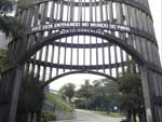 Principal carto postal da cidade, a Pipa-Prtico foi erguida em 1985, durante a 5 Fenavinho. Fica no acesso sul de Bento Gonalves (RST-470). Na entrada, l-se: &quot;Voc est entrando no mundo do vinho&quot;