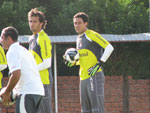 O goleiro Lauro em campo durante o treino