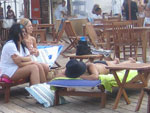 Veranistas foram at o deck aproveitar a tarde ao som da msica eletrnica