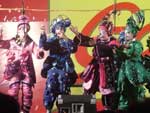 Murga: encarnando pardias e stiras, artistas percorrem os bairros da cidade
