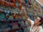 S para &quot;inticar&quot; com irmo. a ento professora de educao fsica espalhou pelas paredes da casa uns desenhos que fez depois de ver uma obra de arte pela primeira vez