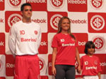Tambm foram apresentados agasalho de viagem, material feminino e de treino
