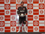 As camisetas dos goleiros vm em quatro cores diferentes