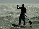 Para entrar no mar, tambm  preciso redobrar os esforos e remar, literalmente, contra a mar