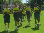 Jogadores fazem aquecimento antes do treino desta tarde