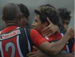 Jogadores do Joinville abraam o camisa 10 William