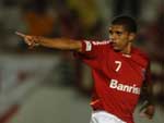 Taison comemora o primeiro gol do Inter