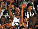 Torcida do Figueira canta antes da partida comear