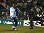 Marquinhos domina a bola e  cercado pelos jogadores do Figueirense
