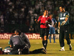 Pedrinho fica no cho e o goleiro Wilson conversa com o rbitro Wagner Tardelli