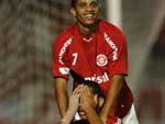 Taison, um dos destaques do jogo, comemora com Talles