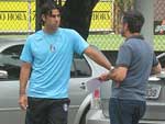 O atacante argentino conversa com funcionrio do clube