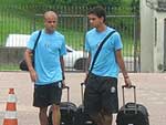 O lateral-direito Ruy e o lateral-esquerdo Fbio Santos chegam juntos para o coletivo