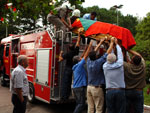 O caminho dos Bombeiros que conduziu o caixo com o corpo do deputado Ado Pretto chegou ao cemitrio por volta das 9h30min desta sexta-feira (06/02)