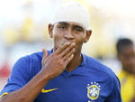 Aos trinta minutos de jogo, o atacante colorado Walter (foto) estufou a bola para o fundo das redes, abrindo o marcador da partida. No detalhe, o jogador comemora o gol