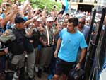 O goleiro Vitor desce do nibus