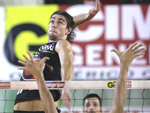 Lucas sobe para cortar e Henrique tenta chegar no bloqueio