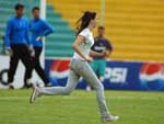 Nem Alex Mineiro nem Souza, o destaque do treino do Grmio na manh desse sbado em Erechim foi a estudante Nathana Zys, 16 anos