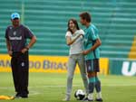 Tcheco recebe o carinho da torcedora