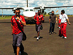 O capito Guiazu desembarcando do avio fretado pelo Inter
