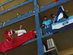Tudo comeou quando o estudante colorado Marcos Grizon, 20 anos, morador do apartamento 21 desfraldou sua bandeira vermelho e branca na sacada. A turma do 22, os irmos verton, 24, e Anderson Pivotto, 18, sentiram que era hora de o Grmio reagir. Colocaram uma bandeira azul, preto e branca na sacada