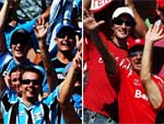 Torcida da Dupla aguarda o incio da partida com com animao