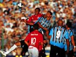 Disputa pelo alto entre os jogadores da Dupla