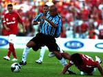 Os lances so disputados com garra