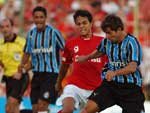 Nilmar tenta roubar a bola do capito do Grmio Tcheco