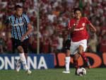 Com o empate, as equipes procuravam no arriscar muito, trocando muitos passes no meio-campo
