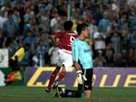 Aos 37 minutos,  Nilmar recebe passe de Taison e ganha o jogo
