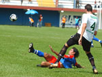 Lourival e Bruno Perone disputam a bola