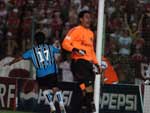 Jonas, que entrou no segundo tempo, mudou a situao. O jogador marcou gol aos 17 minutos empatando o jogo para o Grmio