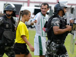 A auxiliar Maira Americano Labes invalidou um gol do Metropolitano e teve que sair escoltada pela PM