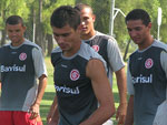 Os jogadores que no atuaram durante os noventa minutos no clssico, trabalharam com bola. No detalhe, o meia Alex, que foi substitudo por Andrezinho no segundo tempo