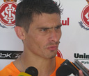 O meia Alex concedeu entrevista coletiva no final dos trabalhos
