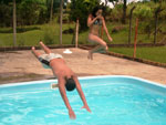Vini e Bruna aproveitando a piscina