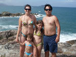 O casal Lisa e Romulo curtindo a praia da Arma��o em Florian�polis com as crian�as Isadora e Maria Clara