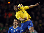 Brasil e Itlia se enfrentaram nesta tera-feira no Emirates Stadium, em Londres, em jogo amistoso
