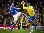 Maicon disputa a bola com Fabio Grosso