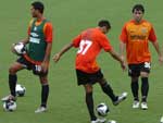 Jogadores brincam comm a bola durante pausa no treino