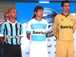 O lateral Ruy, o capito Tcheco e o goleiro Victor fizeram a apresentao dos novos uniformes