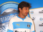 A principal novidade  a camisa nmero dois, com listras horizontais